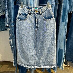 Vintage 80s/90s Center Aisle Acid Wash Denim Knee Length Pencil Skirt
